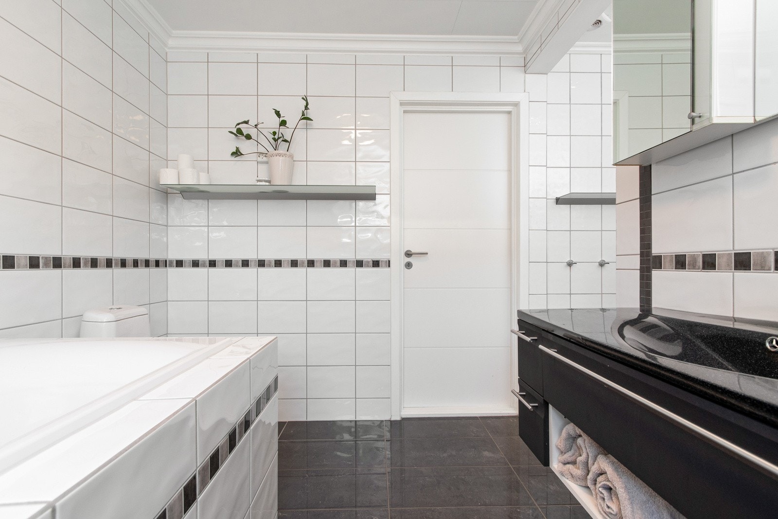 Det ene badet i første etasje tilhører en flott mastersuite og er fra 2007. Galleribilde