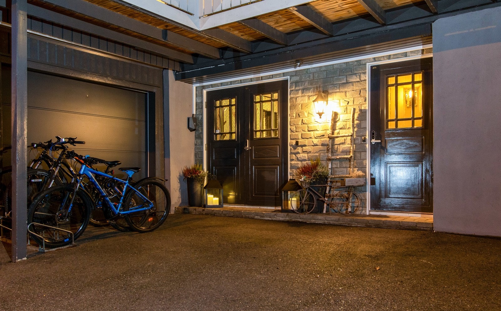 Både uteleiedelen og hovedboligen har inngang i underetasjen. Galleribilde