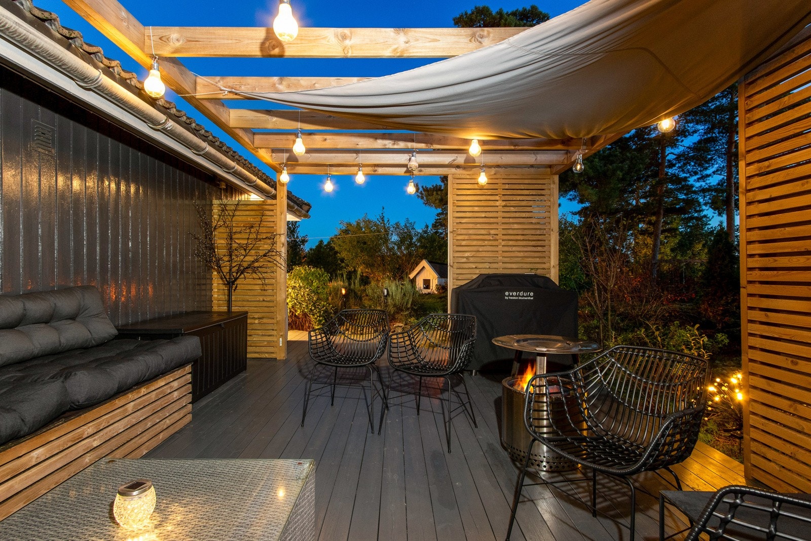 Terrassen går langs flere sider av boligen, og deler av terrassen har en fantastisk pergola med tette levegger og plassbygd sittebenk. Galleribilde