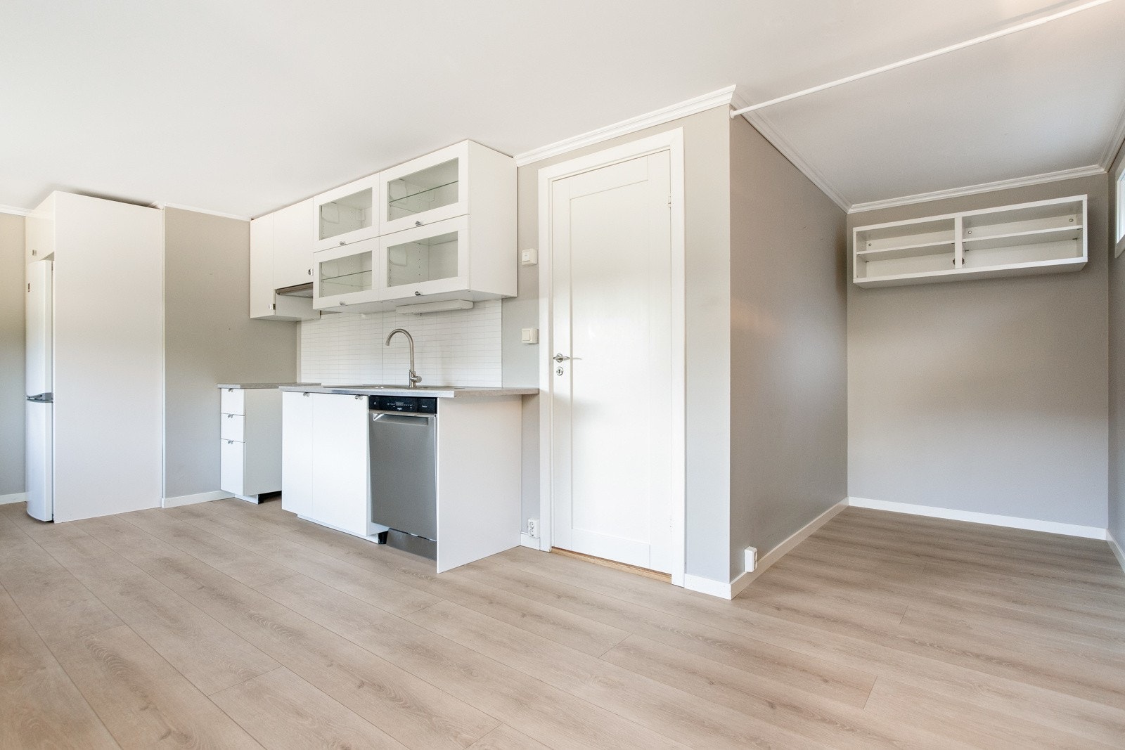 Kjøkkenet har opplegg for oppvaskmaskin, nisje for komfyr og plass for kjøle/fryseskap. Galleribilde