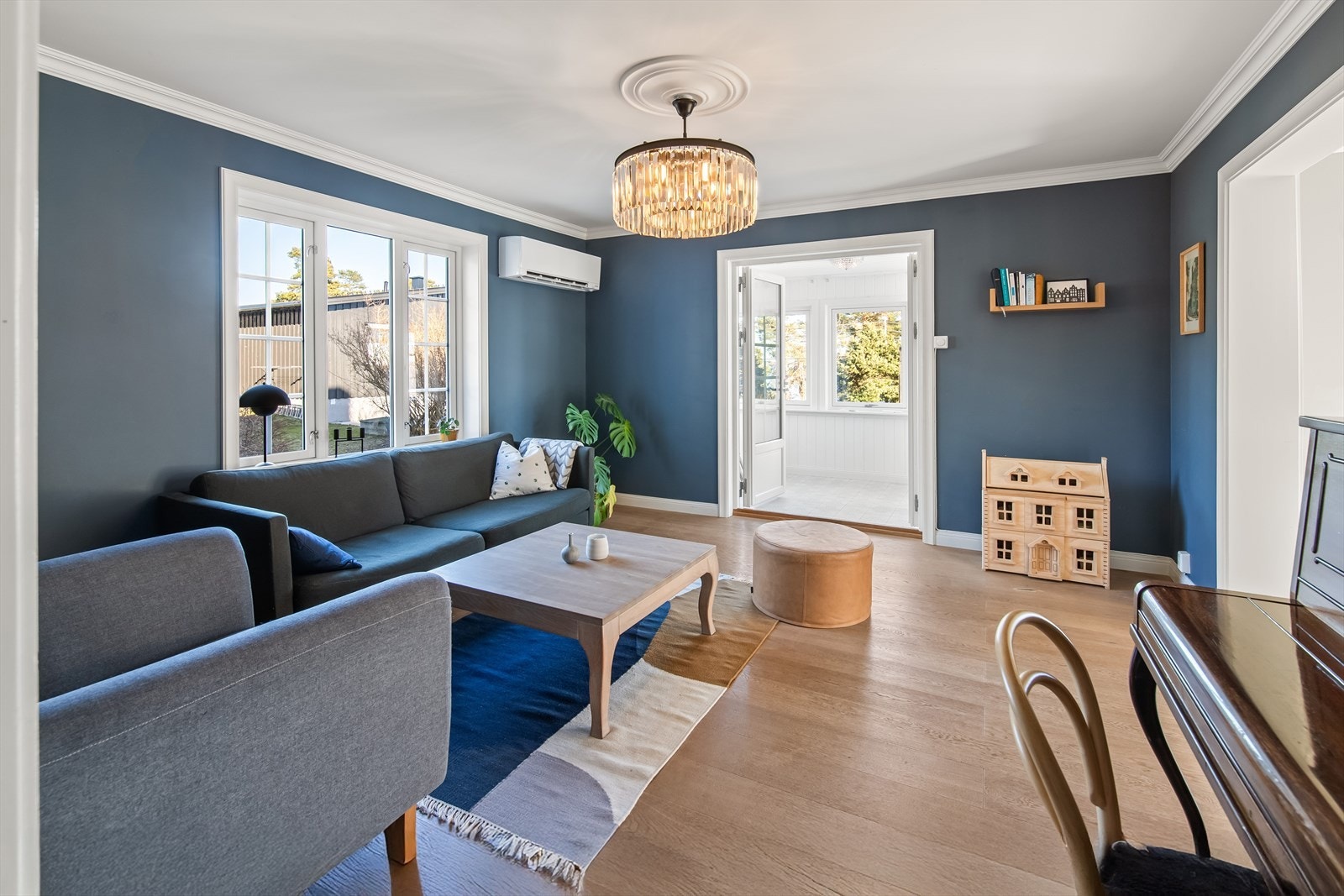 Med store vindusflater får man rikelig med naturlig lys inn i oppholdsrommet. Galleribilde