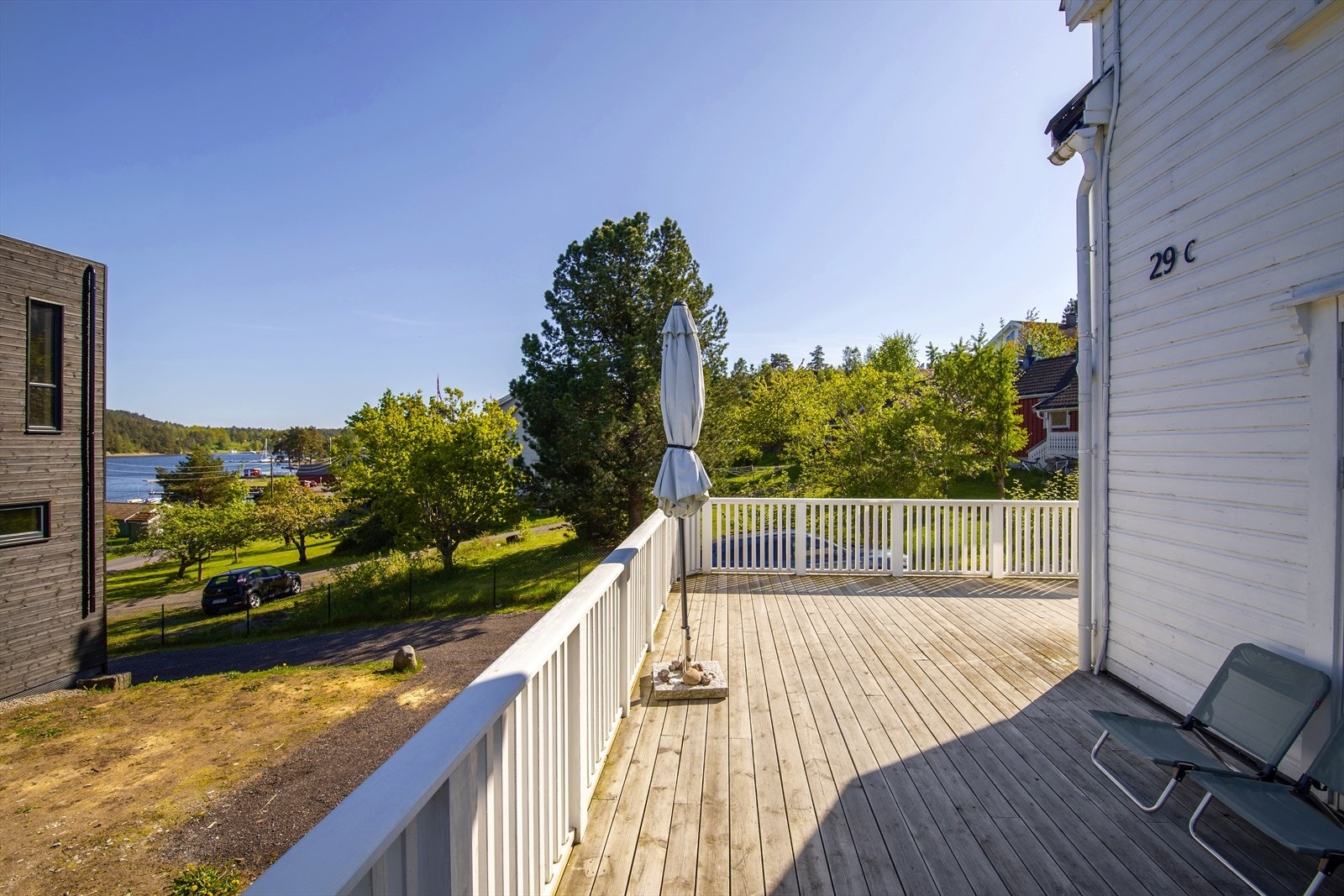 Terrassen strekker seg rundt hjørnet mot syd Galleribilde