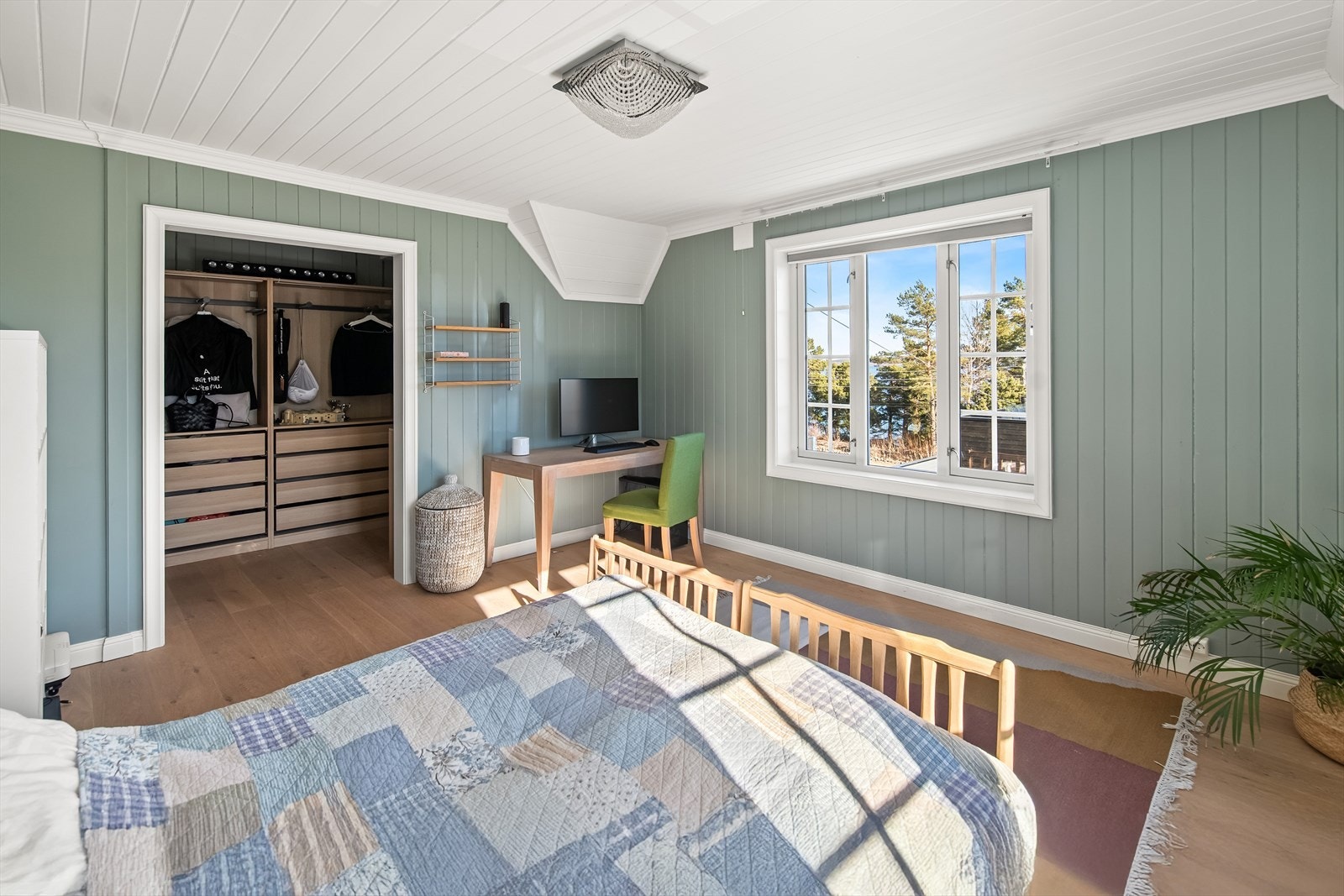 Hovedsoverommet er av god størrelse med store vindusflater fra to lysretninger. Her er det også et eget walk-in closet med rikelig av oppbevaringsmuligheter. Galleribilde