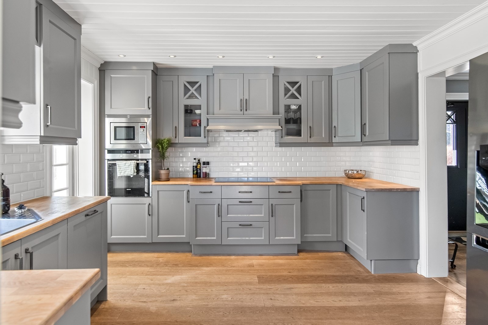 Her er det rikelig med skap- og benkeplass, samt integrerte hvitevarer som platetopp, stekeovn, micro og oppvaskmaskin. Galleribilde