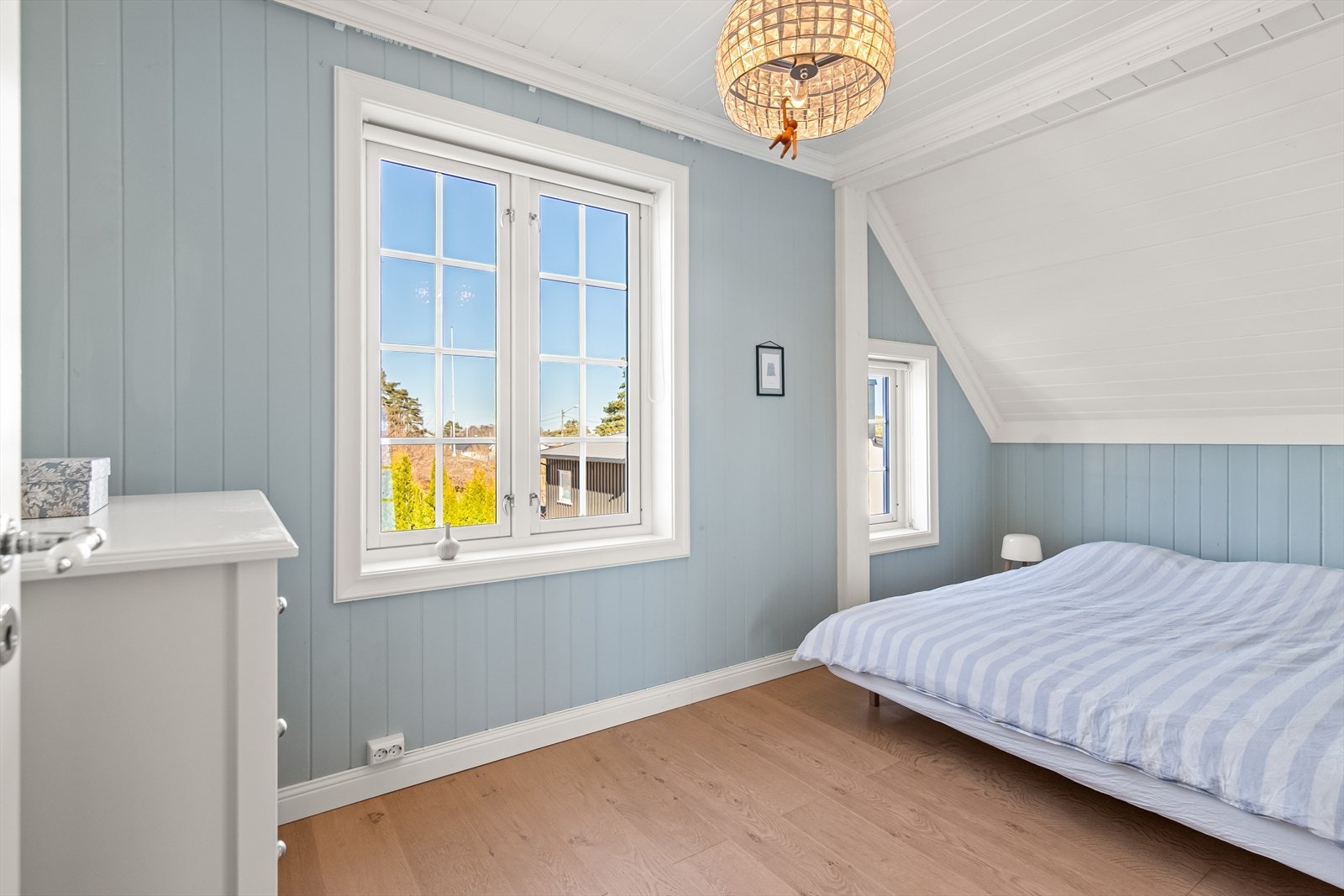 Soverom nr. to i delikate og lyse fargetoner som bidrar til en god atmosfære i rommet. Galleribilde