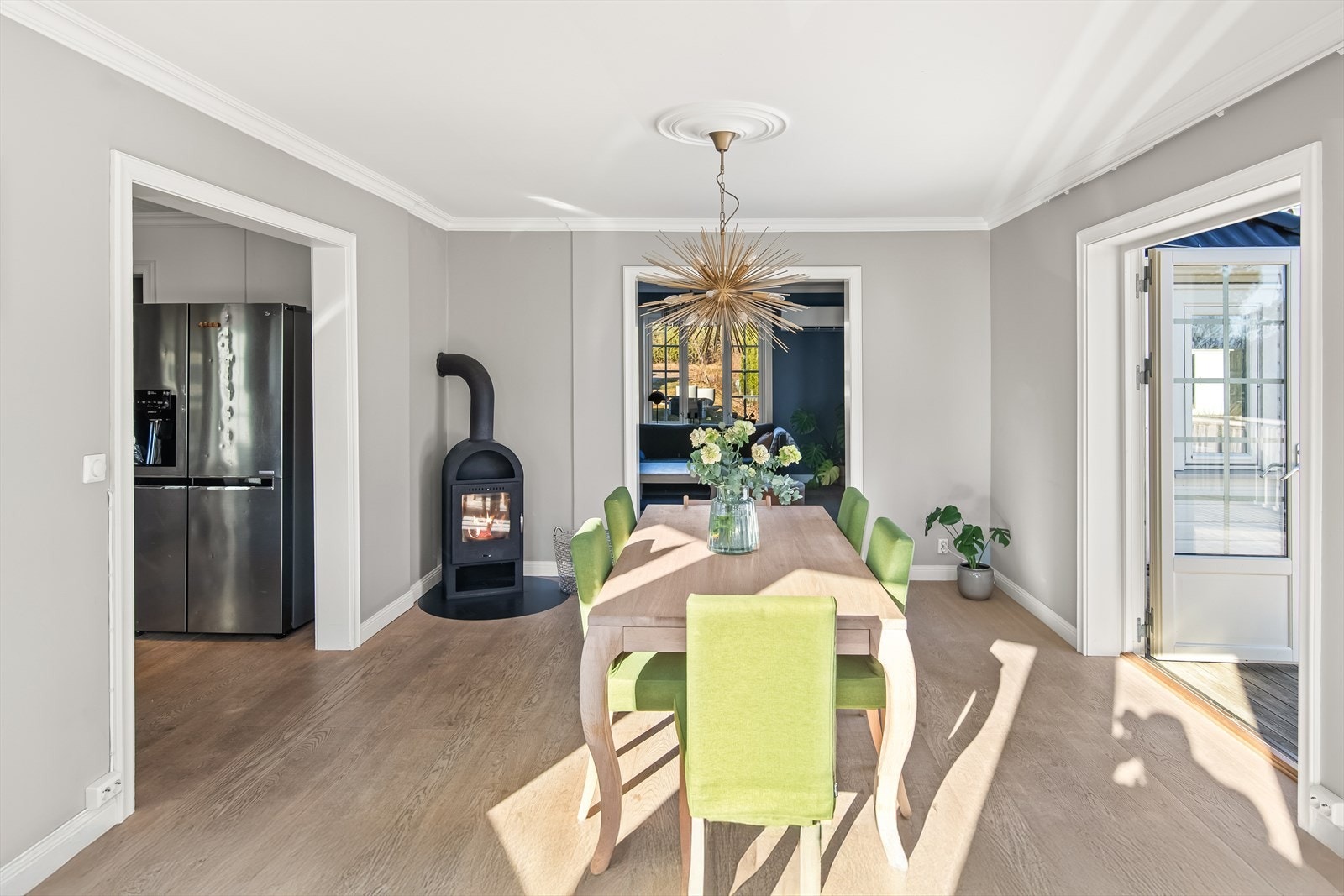 Spisestuen har også en fin plassering med praktisk tilknytning til kjøkkenet. Galleribilde