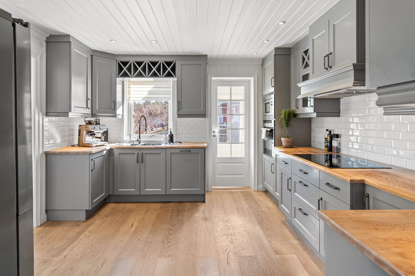 Kjøkkenet er meget innholdsrikt og klassisk som kler boligen godt, med profilerte fronter og heltre benkeplate. Galleribilde