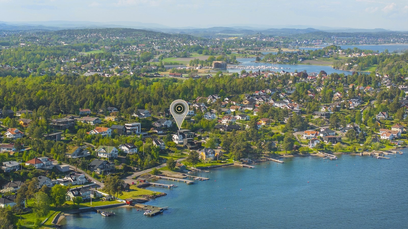 Området har nærhet til strand, båthavn, barnehager, skoler, offentlig kommunikasjon og et rikt utvalg av fasiliteter og servicetilbud. Galleribilde