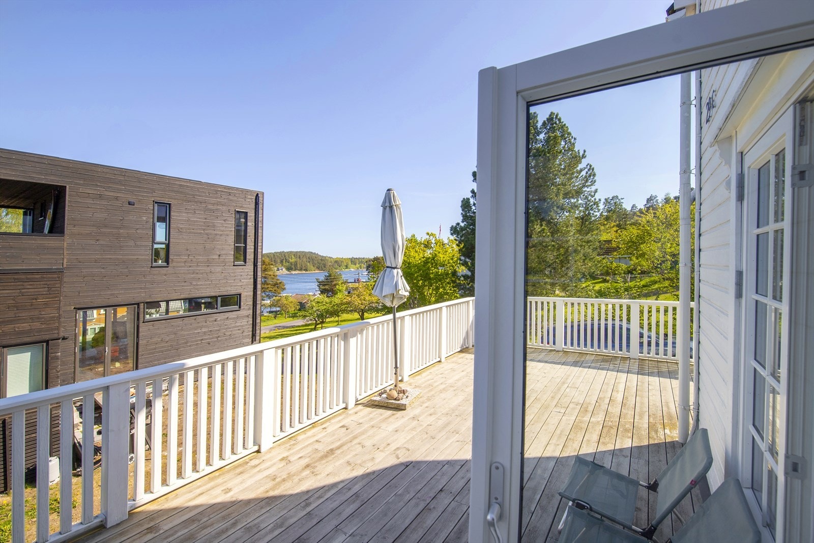 Terrasse orientert mot øst med utsikt mot sjøen Galleribilde