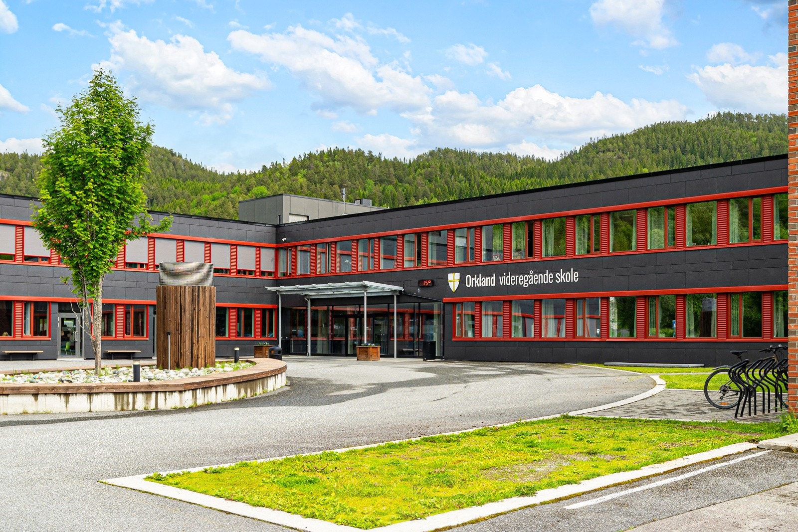 Boligen sogner til Meldal skole med elever fra 1.-10.-trinn. Meldal videregående ligger innenfor gangavstand fra hjemmet Galleribilde