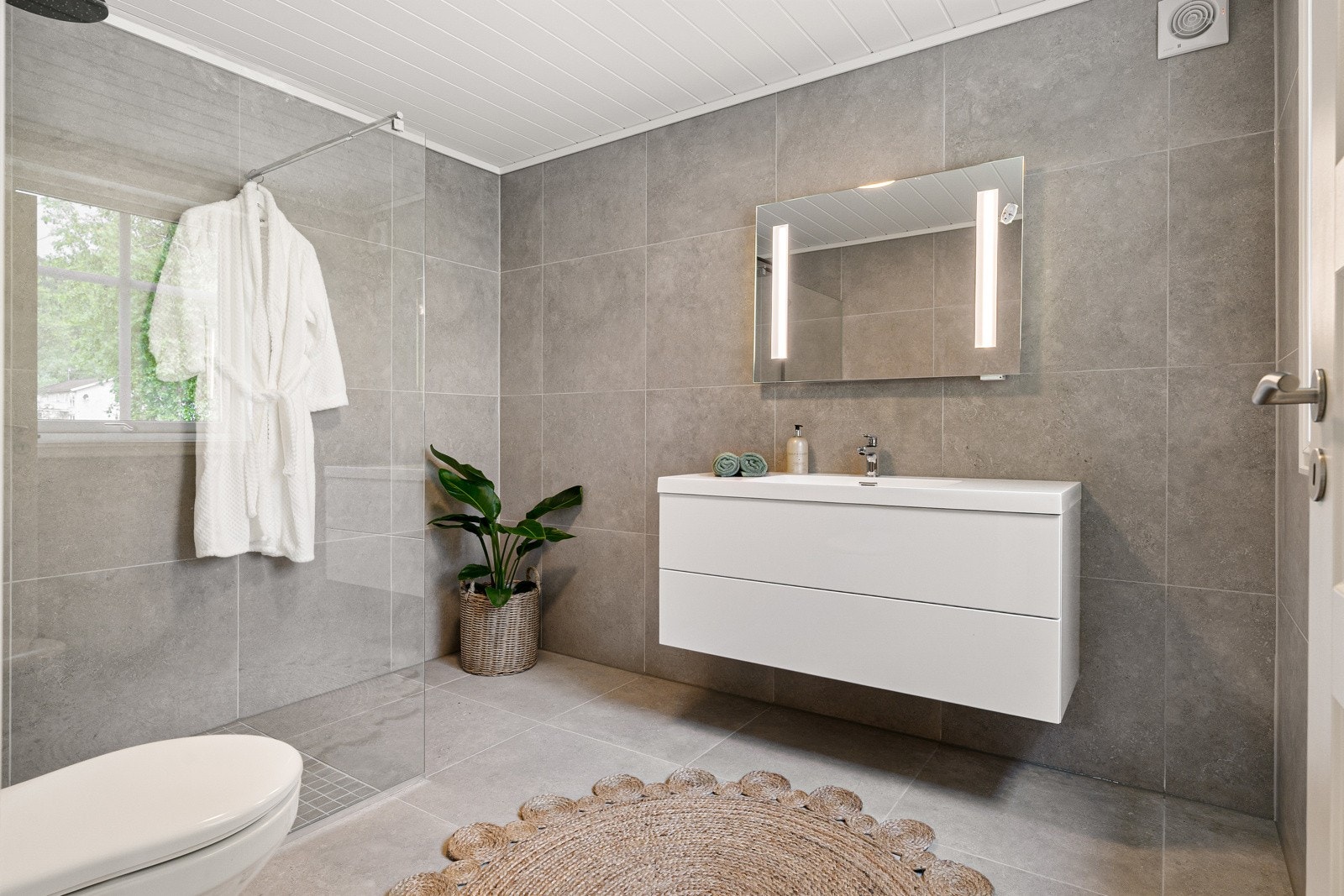 Utsøkt bad på ca. 6,5 kvm i moderne og tidløst design Galleribilde