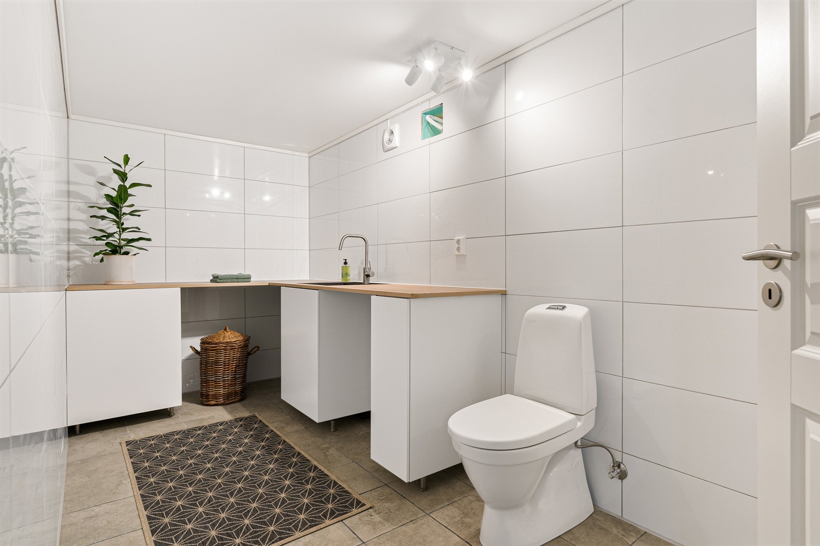 Renovert vaskerom på ca. 7 kvm med flislagt gulv og vegger Galleribilde