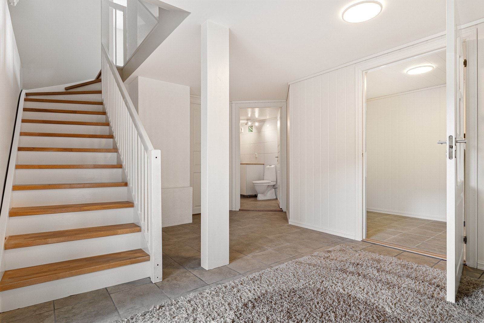 Innbydene og romslig hall på ca. 16 kvm med flott 60x60 fliser Galleribilde