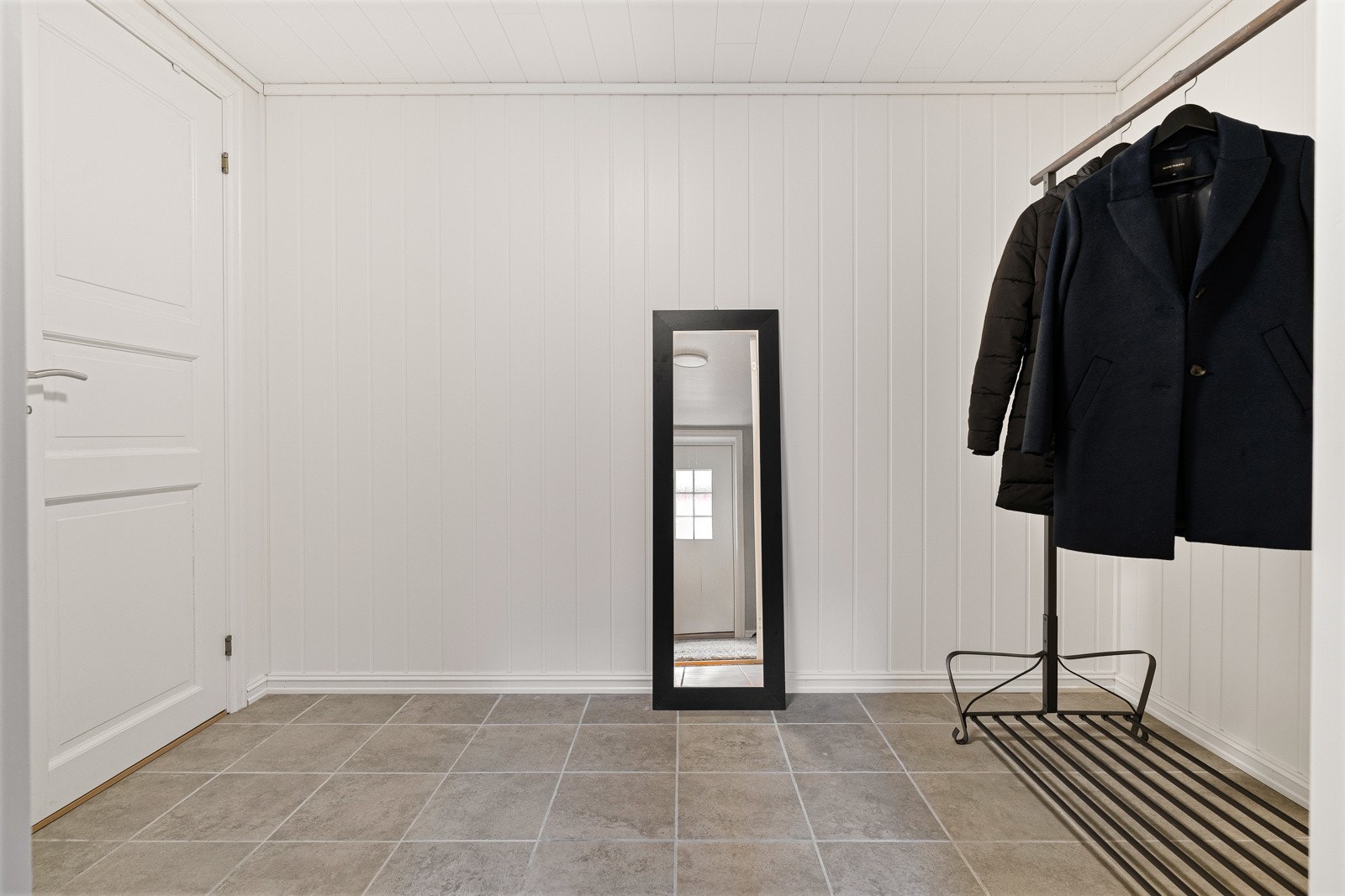 Like innenfor hallen har man en bod/ teknisk rom som kan bli det perfekte omkledningsrommet Galleribilde