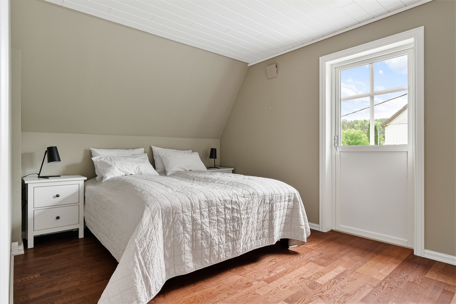 Soverom med egen utgang til en koselig liten luftebalkong Galleribilde