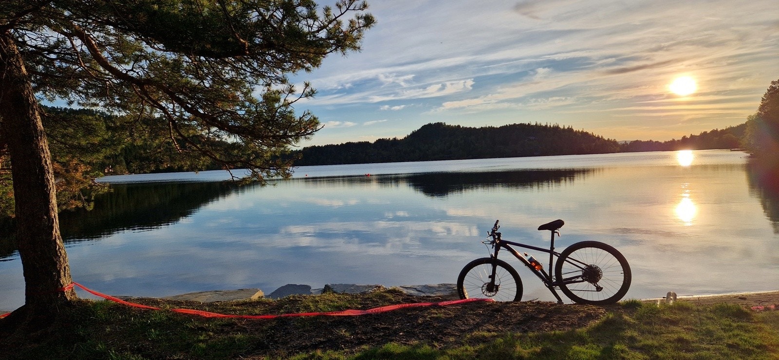 Fra boligen er det kort avstand til vakre Frilsjøen som innbyr til bading og grilling på fine sommerdager Galleribilde