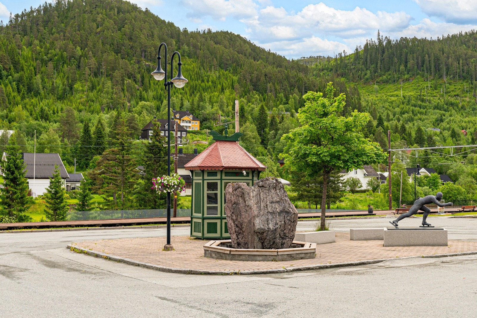 Løkken har et innbydende og trivelig sentrum med historiske bygg, museum, treningssenter, sportsbutikk og mulighet for å kjøpe seg en middag Galleribilde