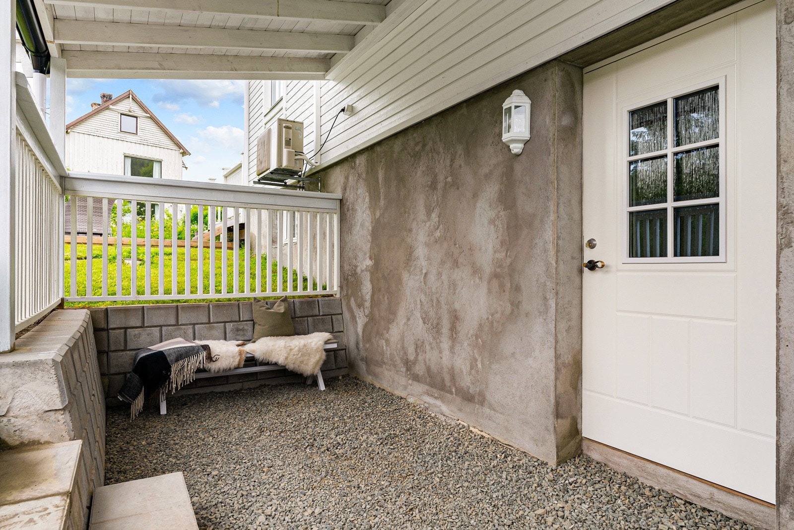 Praktisk overbygd inngangspart hvor man kan parkere barnevognen ute å vær bekymret for vær og vind Galleribilde