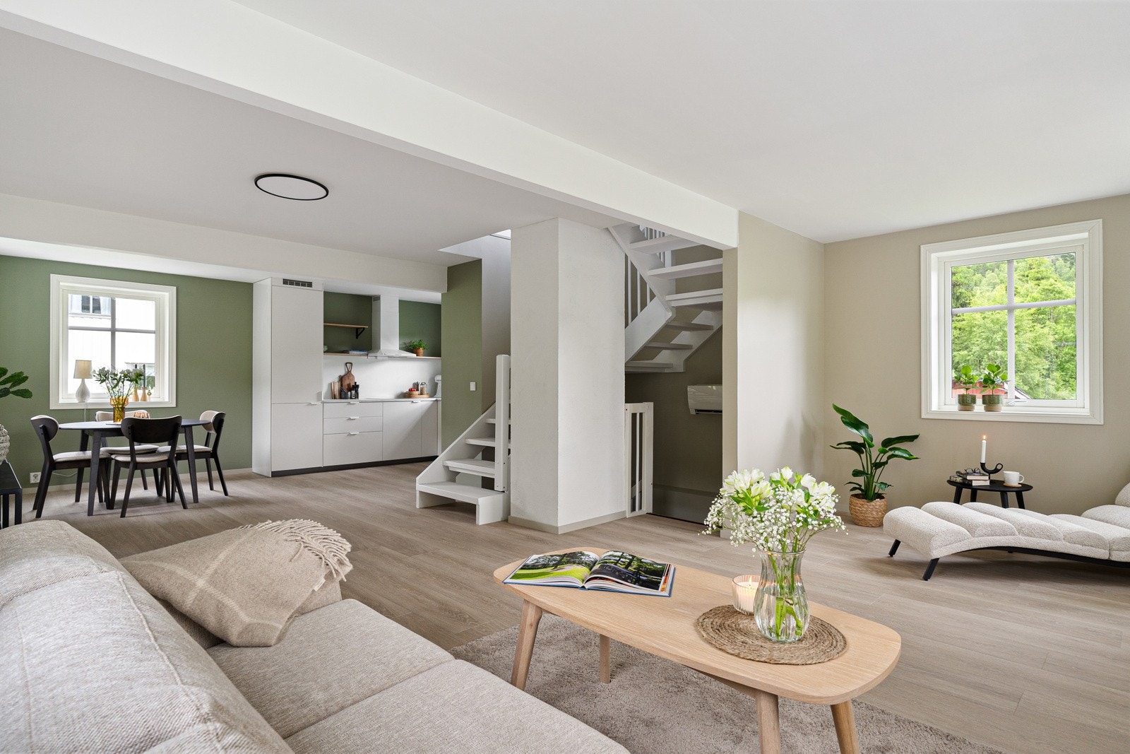 Her har man en delvis åpen stue-/ kjøkkenløsning som gjør det veldig sosialt samtidig som det er litt avskjermet Galleribilde