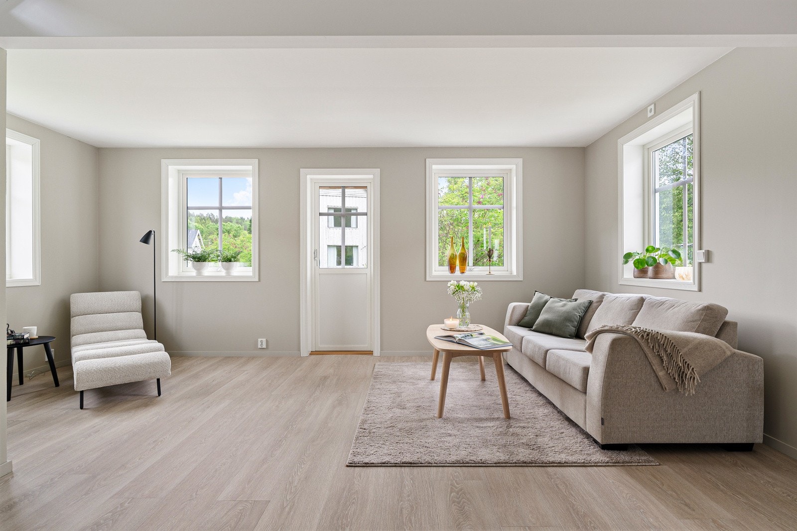 Med direkte utgang til boligens terrasse flyter ute og inne godt sammen Galleribilde