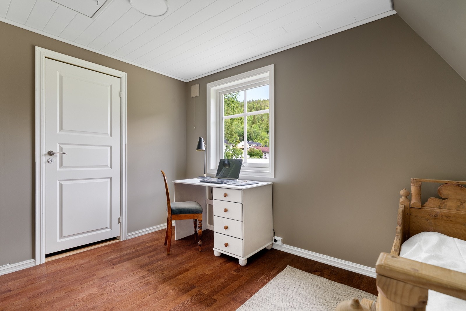 Soverommet har tilgang til et eget garderoberom på ca. 4,5 kvm Galleribilde