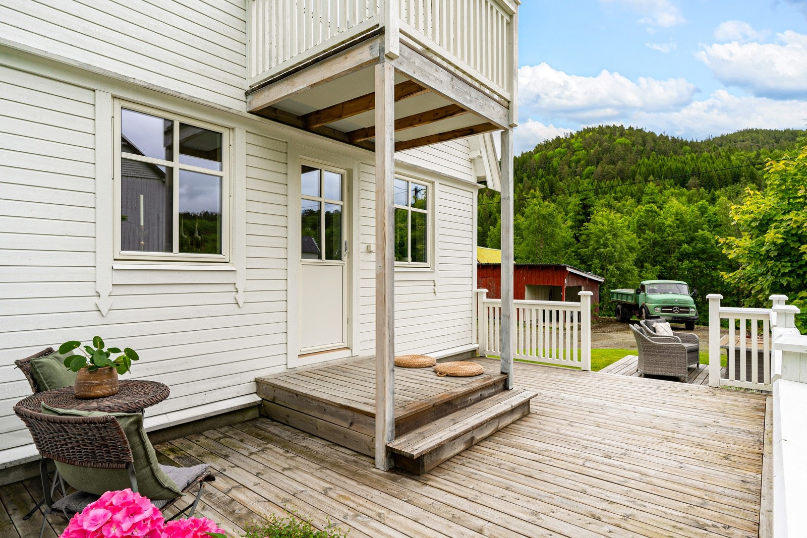 Stor terrasse på sørveggen noe som gjør at man virkelig kan nyte de solrike sommerdagene Galleribilde