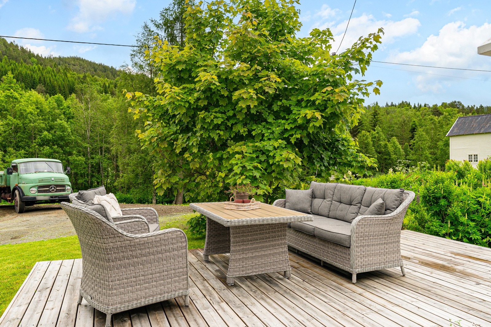 Med flere plattinger og ulike soner har man ca. 60 kvm med terrassedekke og boltre seg på Galleribilde