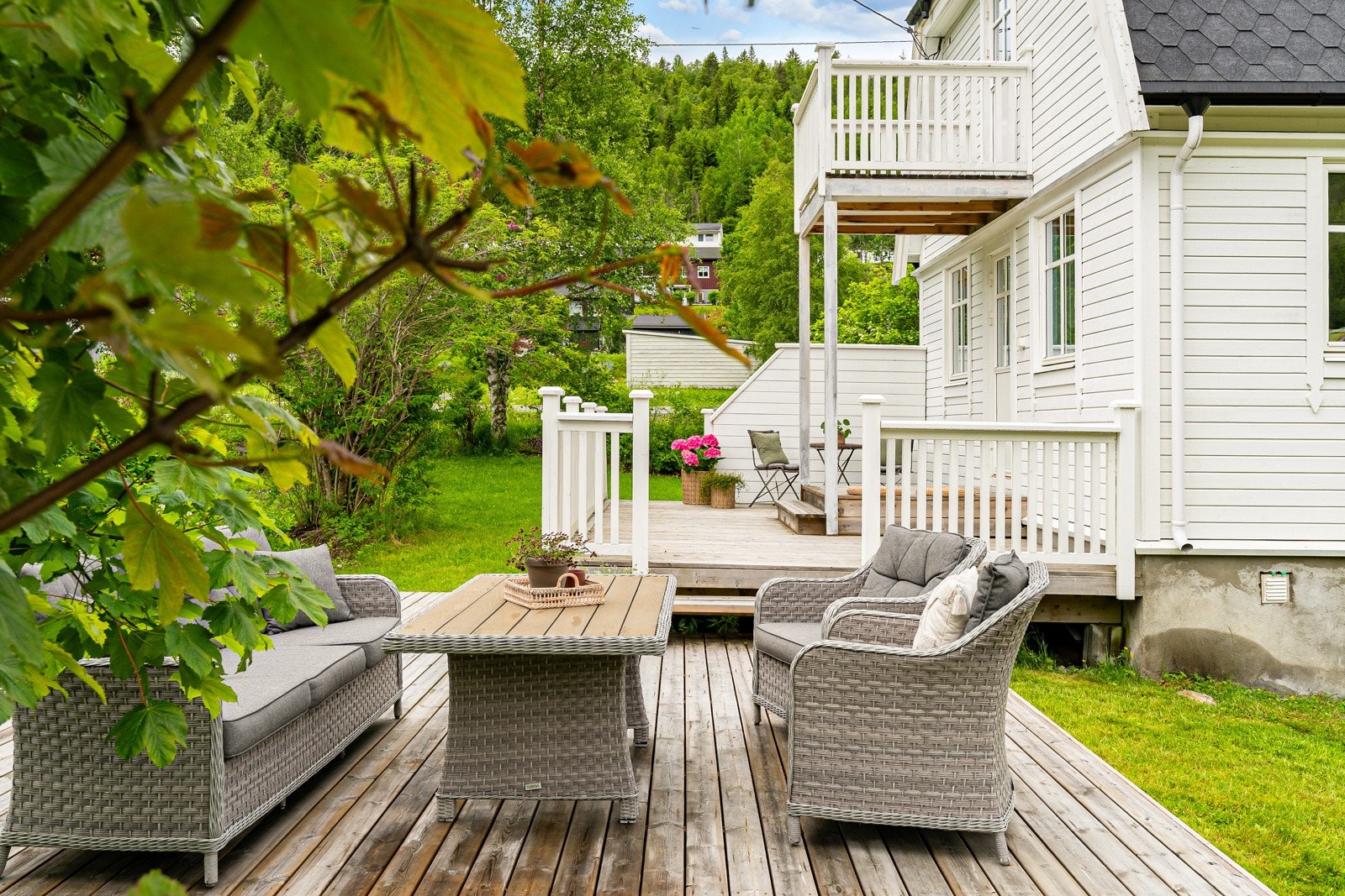 Tilrettelagt uteplass mot sør og gode solforhold Galleribilde