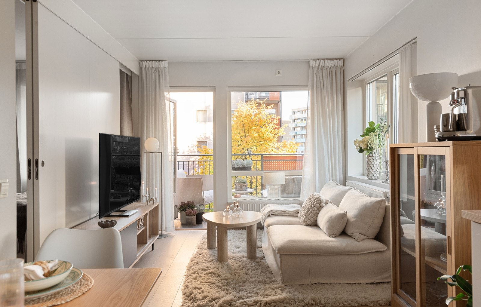 Leiligheten har en åpen stue- og kjøkkenløsning som gir en luftig og god romfølelse Galleribilde