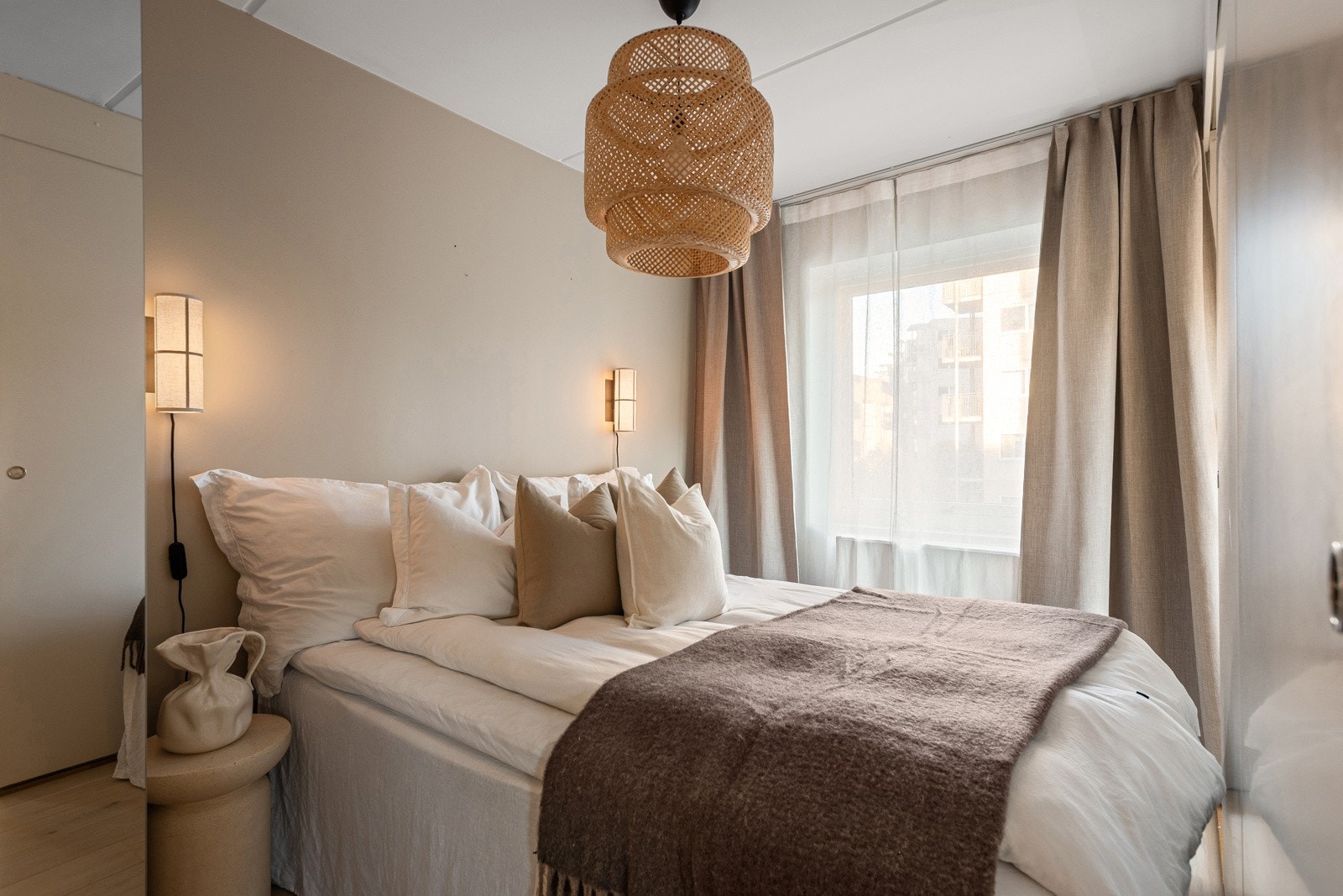 Soverommet er lyst og romslig med plass til stor dobbeltseng Galleribilde