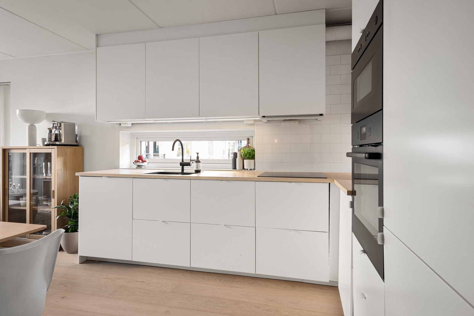 Kjøkkenet har en åpen løsning mot stuen Galleribilde