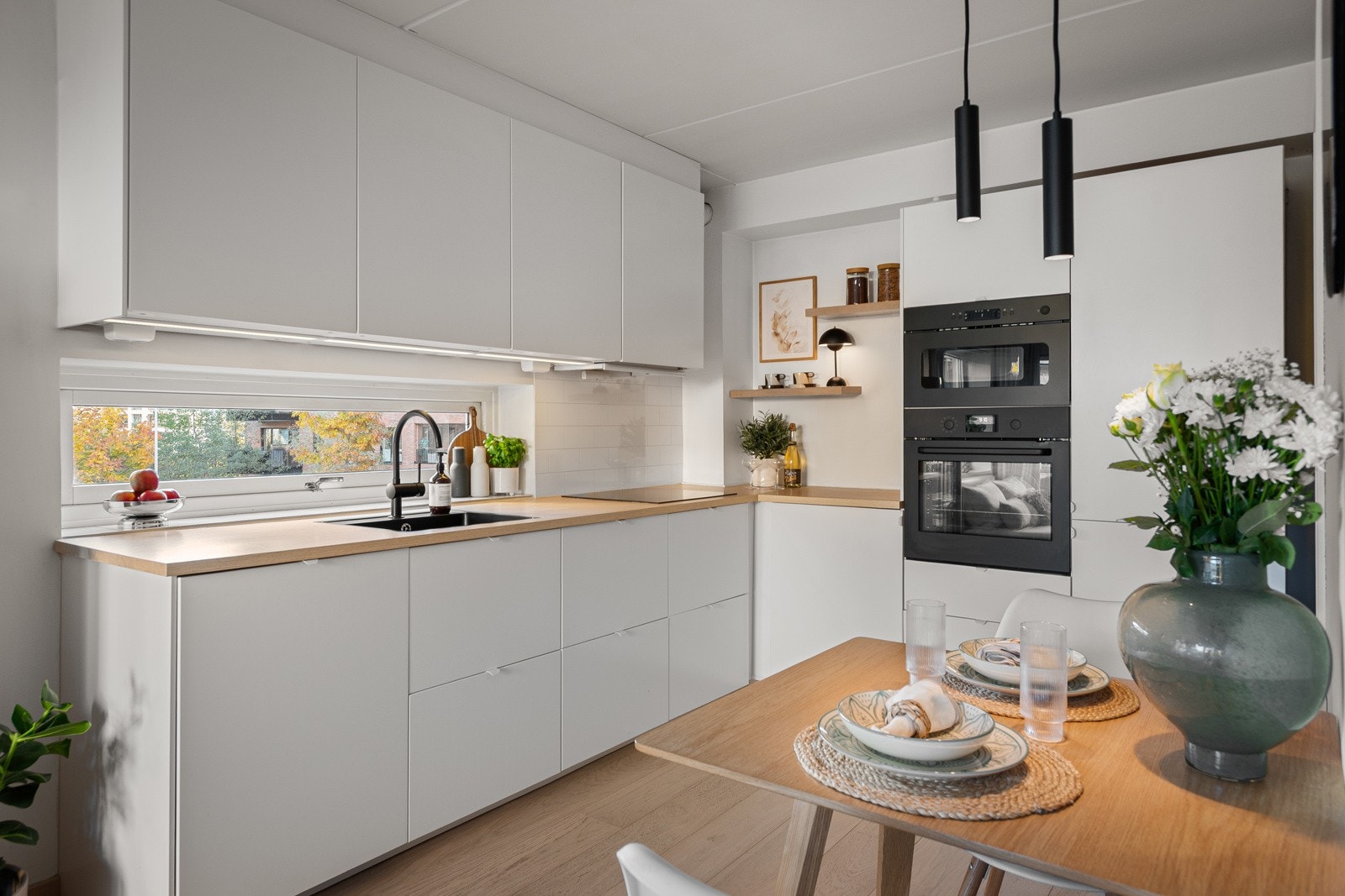 Boligen har et lyst og stilrent kjøkken fra 2020 med integrerte hvitevarer Galleribilde