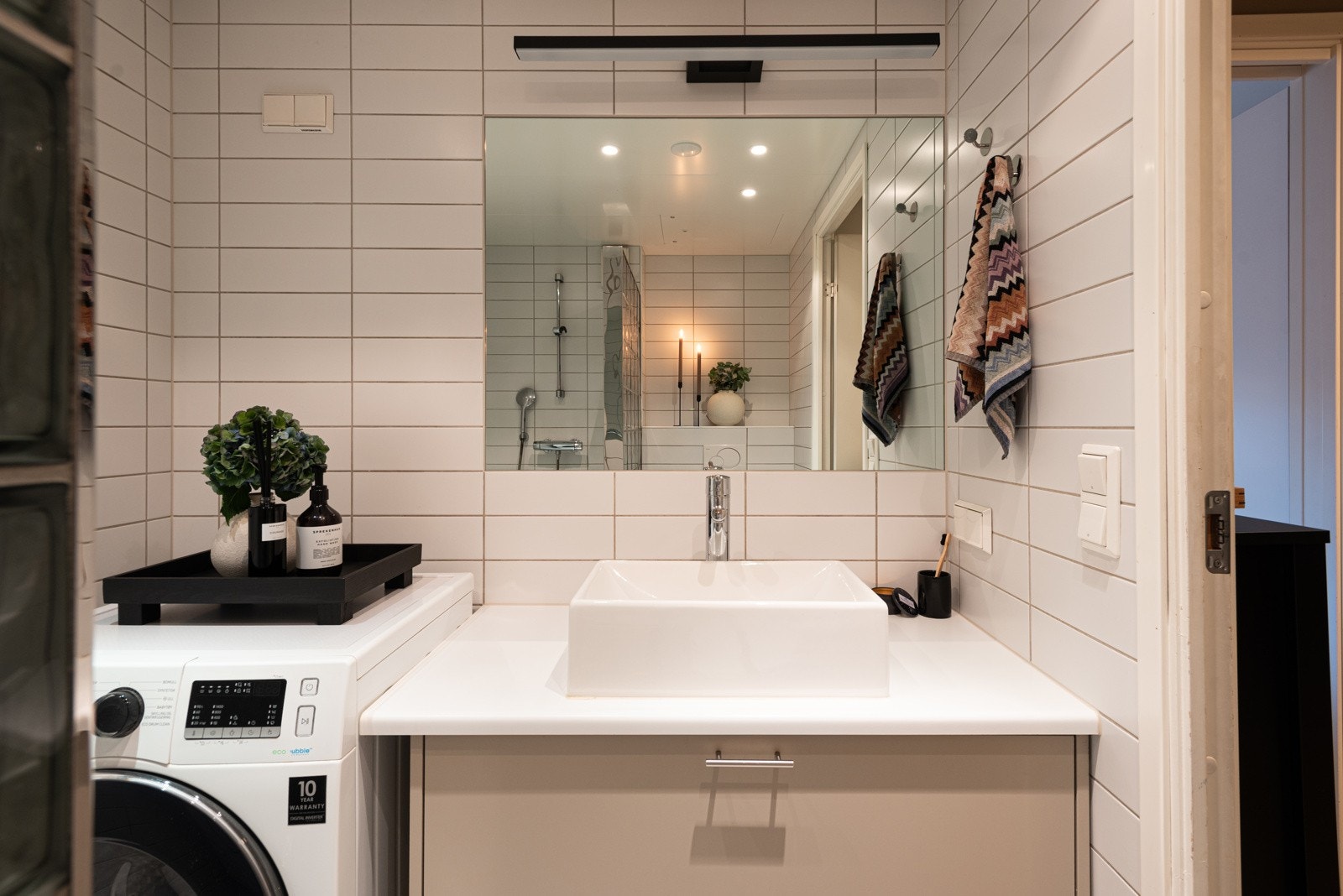 Under servanten er det rom for oppbevaring, og badet har vegghengt toalett Galleribilde