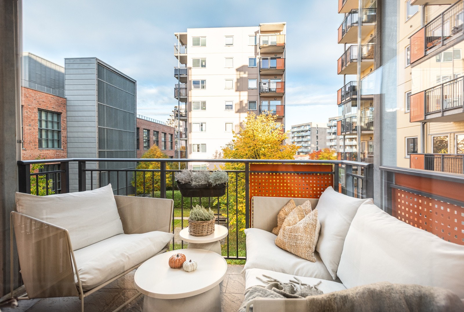 Balkongen vender nordvest og god plass til utemøbler Galleribilde