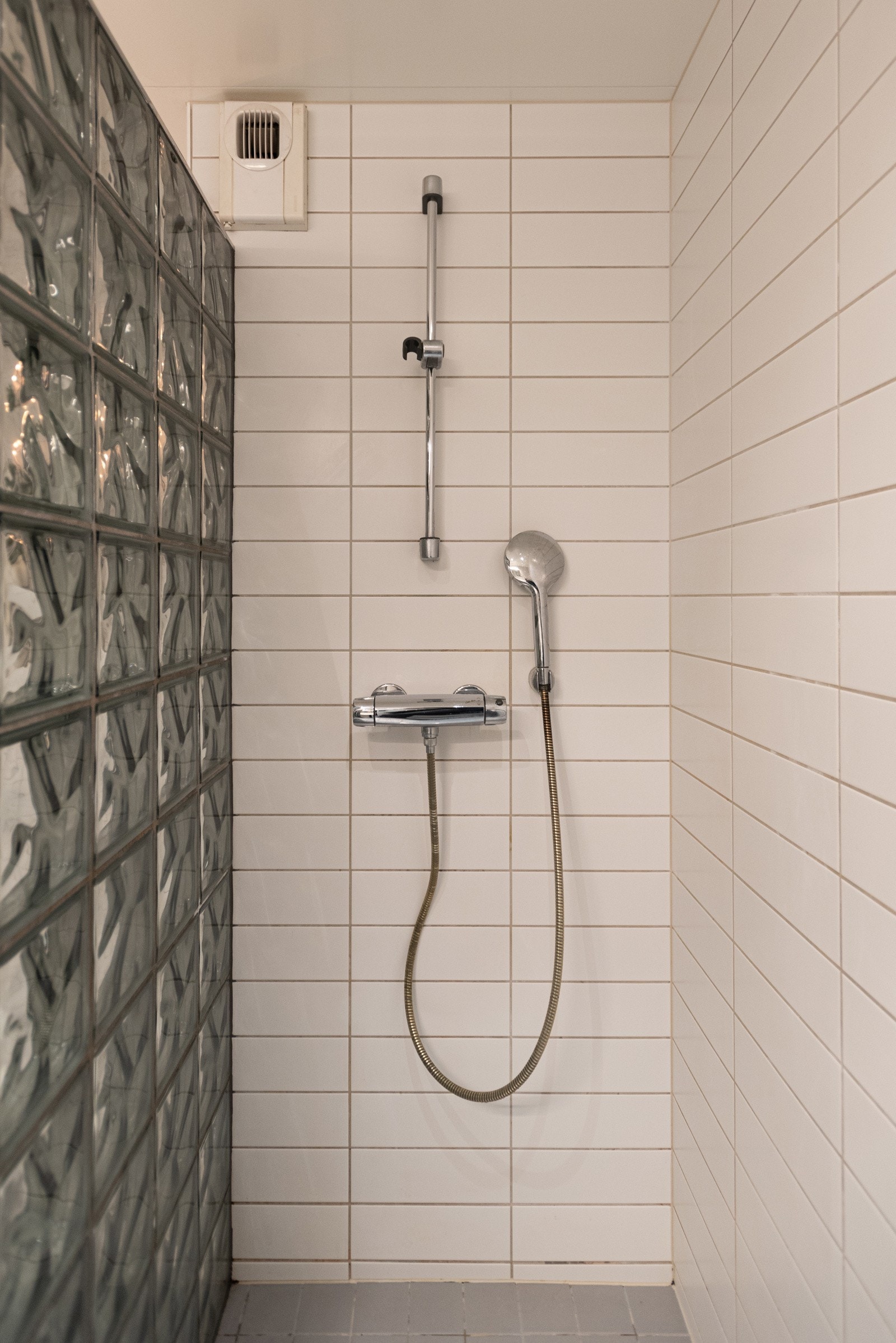 Dusjhjørne med glassbyggerstein Galleribilde