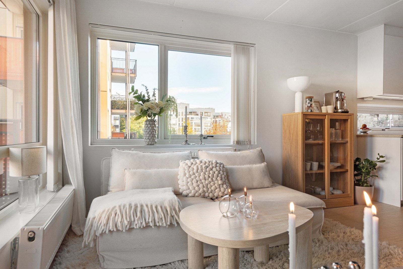 Lys og innbydende stue med store vinduer som gir rikelig med naturlig lys Galleribilde