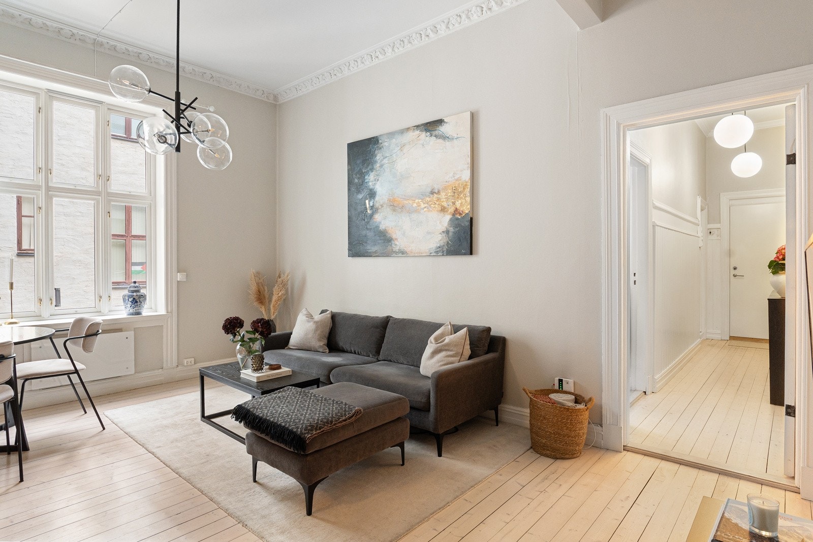 Store vindusflater slipper inn rikelig med naturlig lys og fremhever rommets gode romfølelse. Galleribilde
