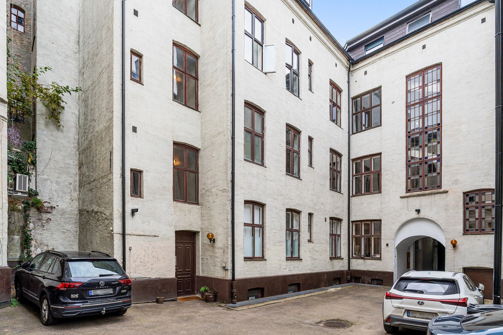 Sameiet disponerer 6 parkeringsplasser - 1 ledig plass per idag. Galleribilde