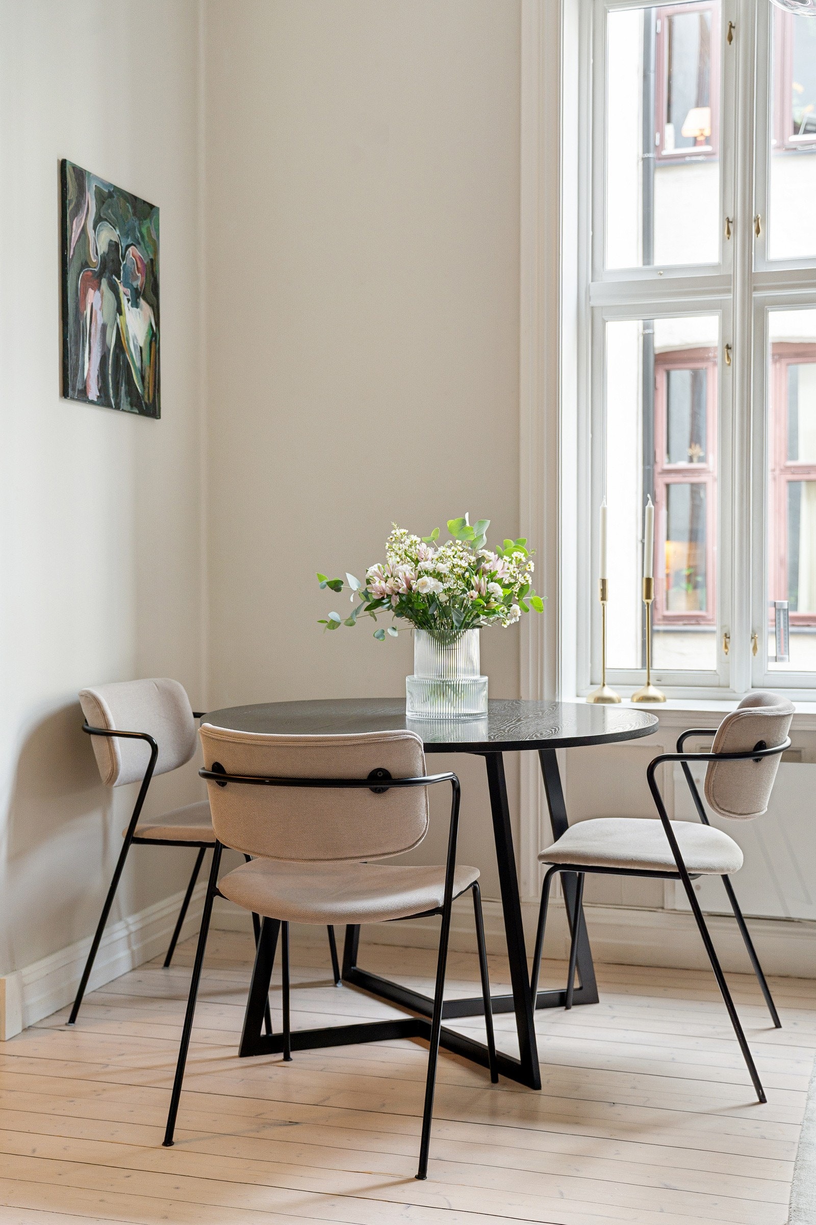 Stuen byr på god plass til sofagruppe, spisebord og øvrig møblement. Galleribilde