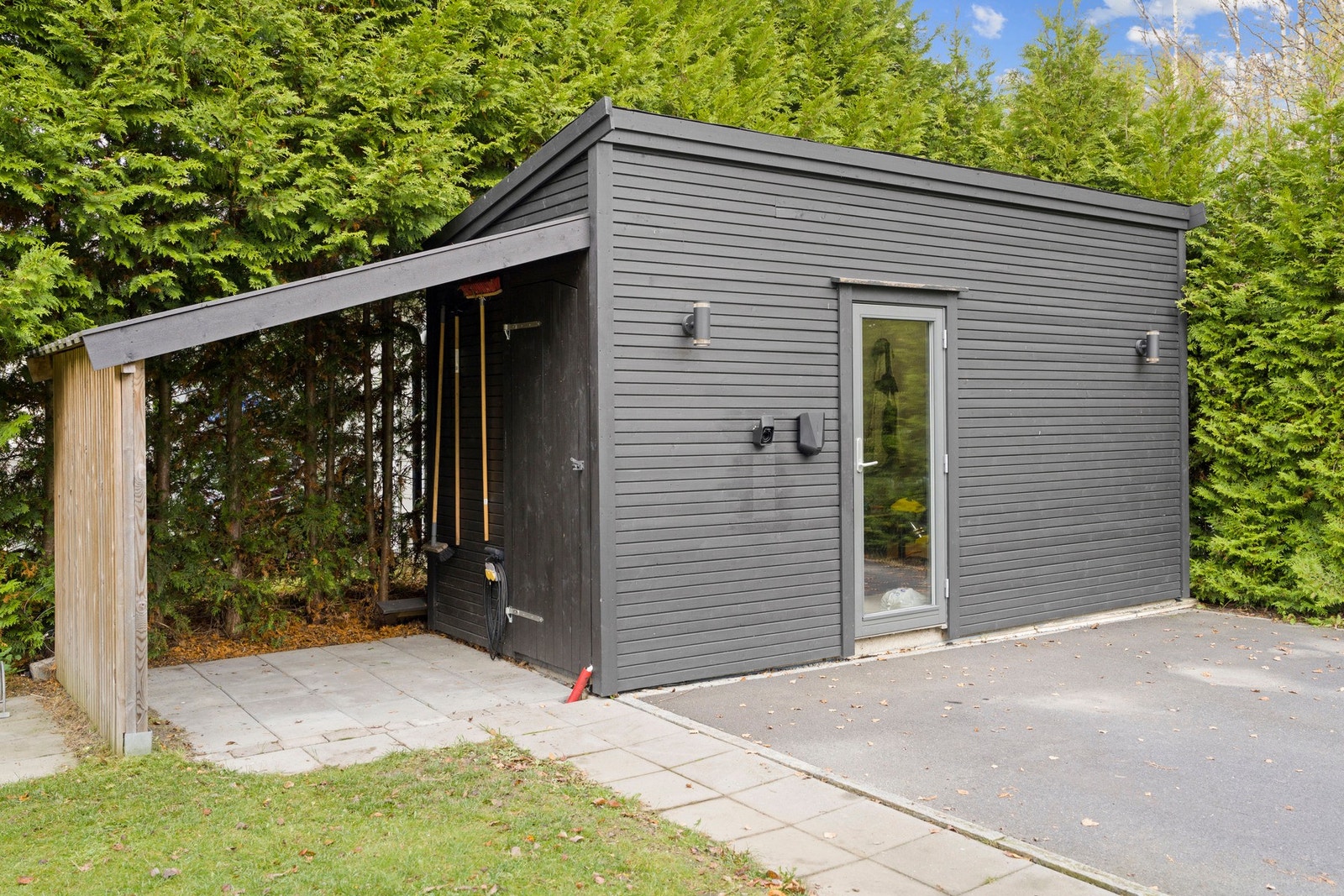 Utvending frittstående bod. Boligen har også en integrert bod Galleribilde