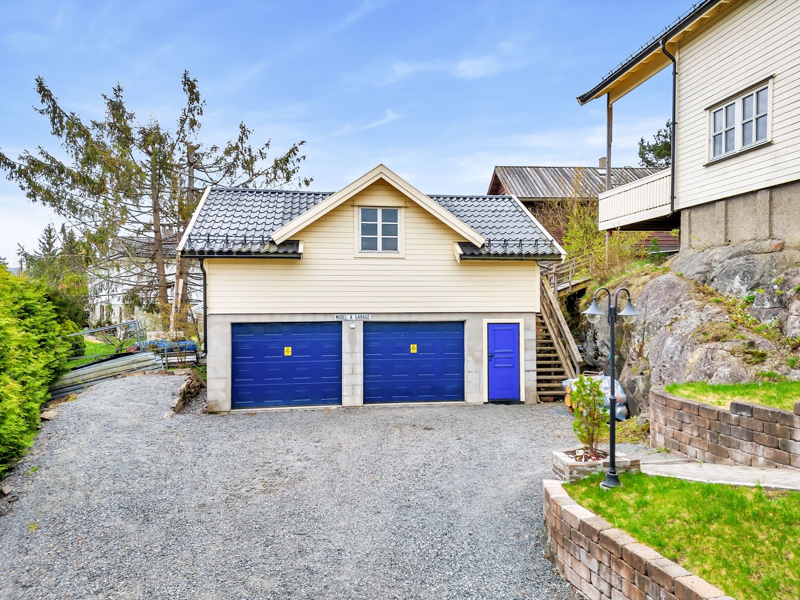 Det er parkering i en stor frittstående dobbelgarasje og på egen gruslagt gårdsplass. Galleribilde