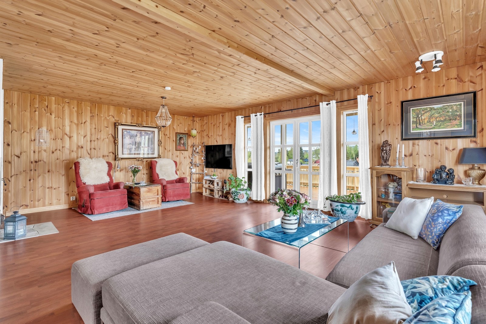 I tillegg har hovedstuen peis med innsats, spotbelysning i himling og god plass til møblering i flere soner. Galleribilde