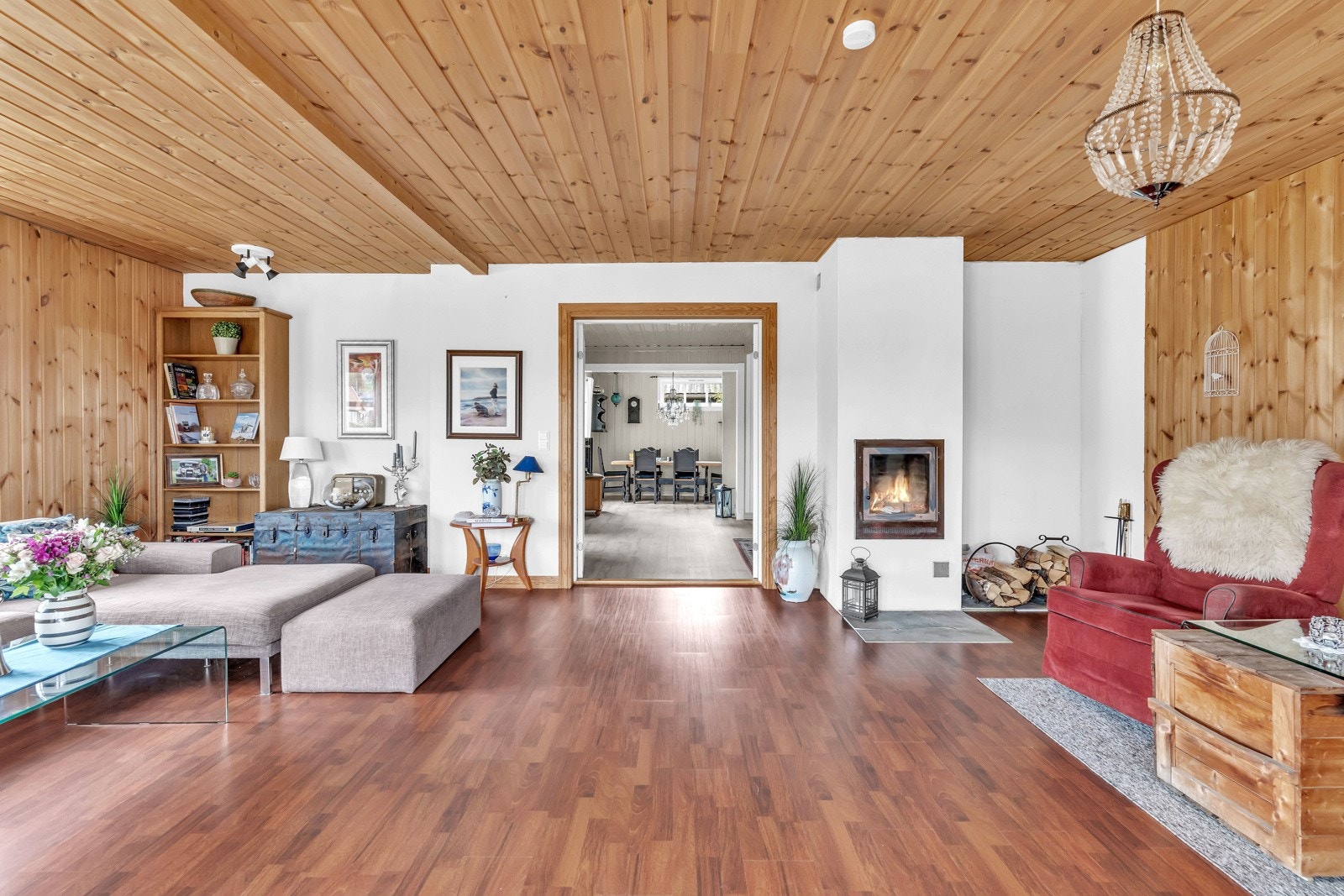 Både spisestuen og hovedstuen er utstyrt med peis. Galleribilde