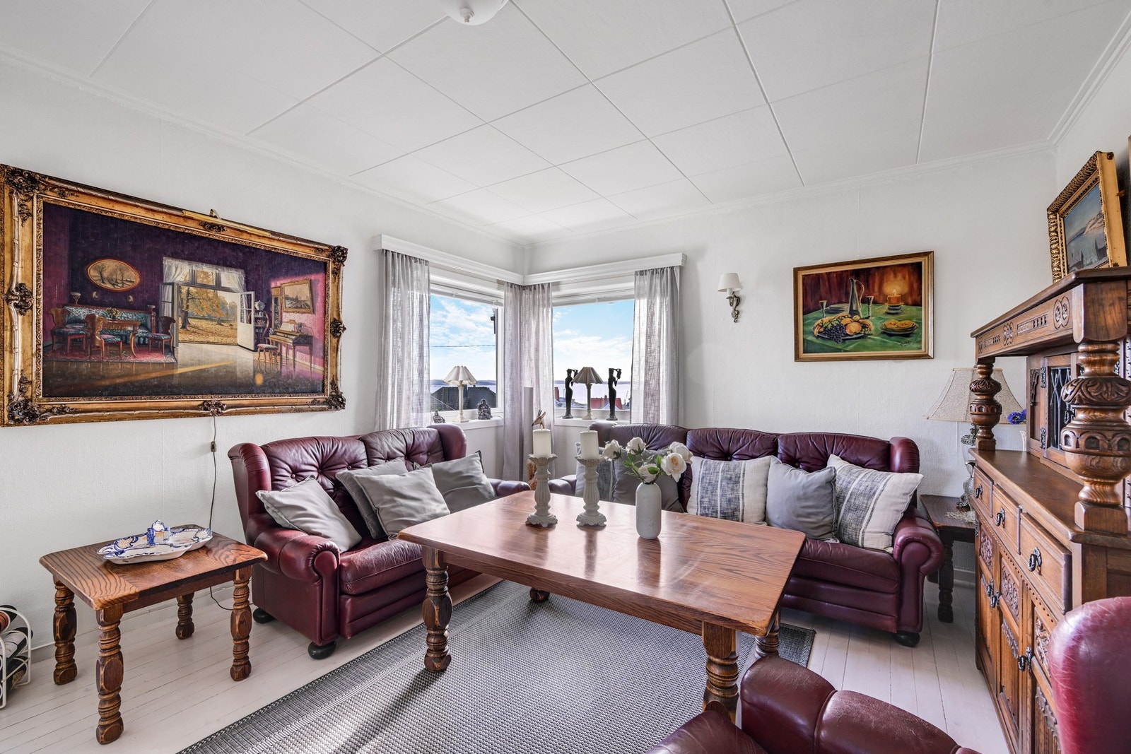 Stue med hjørnevinduer og fjordutsikt Galleribilde