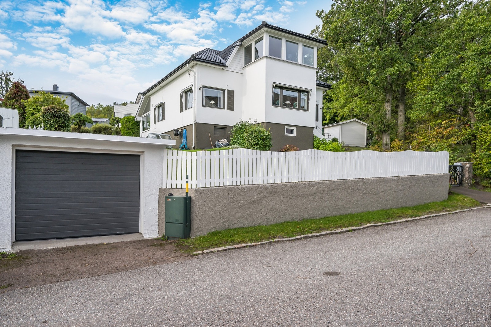 Det medfølger garasje med aut. åpner Galleribilde