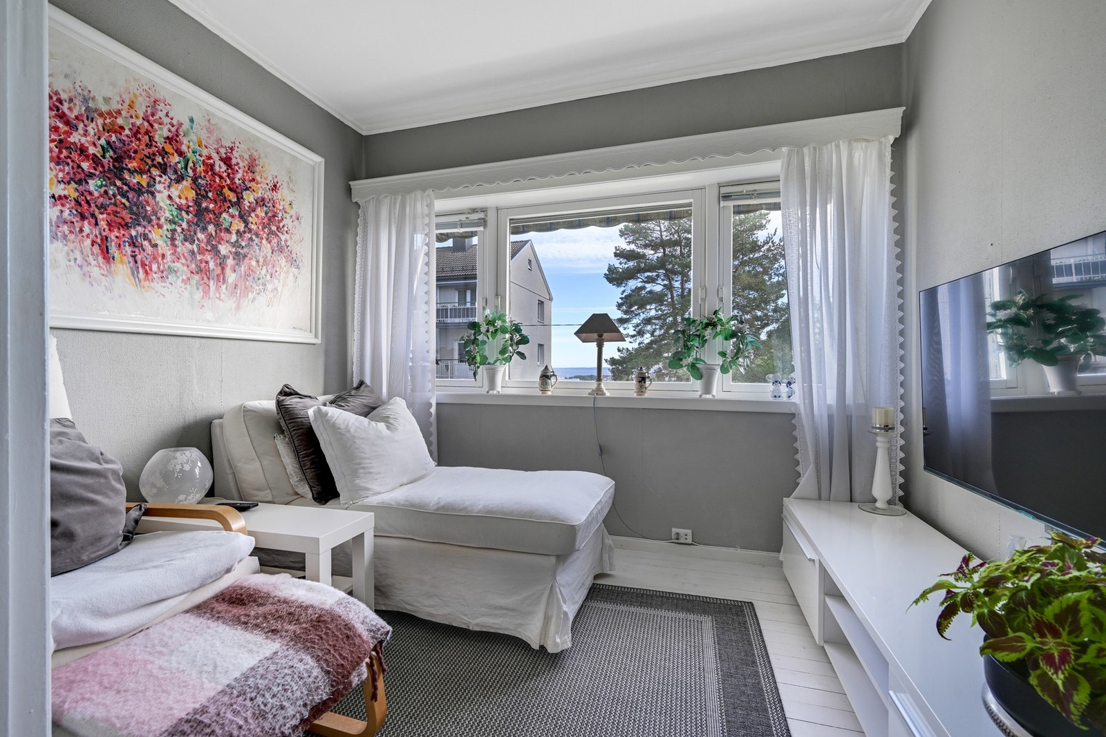 I tilknytning til spisestua er det en TV-krok mens man venter på middagen.... Galleribilde