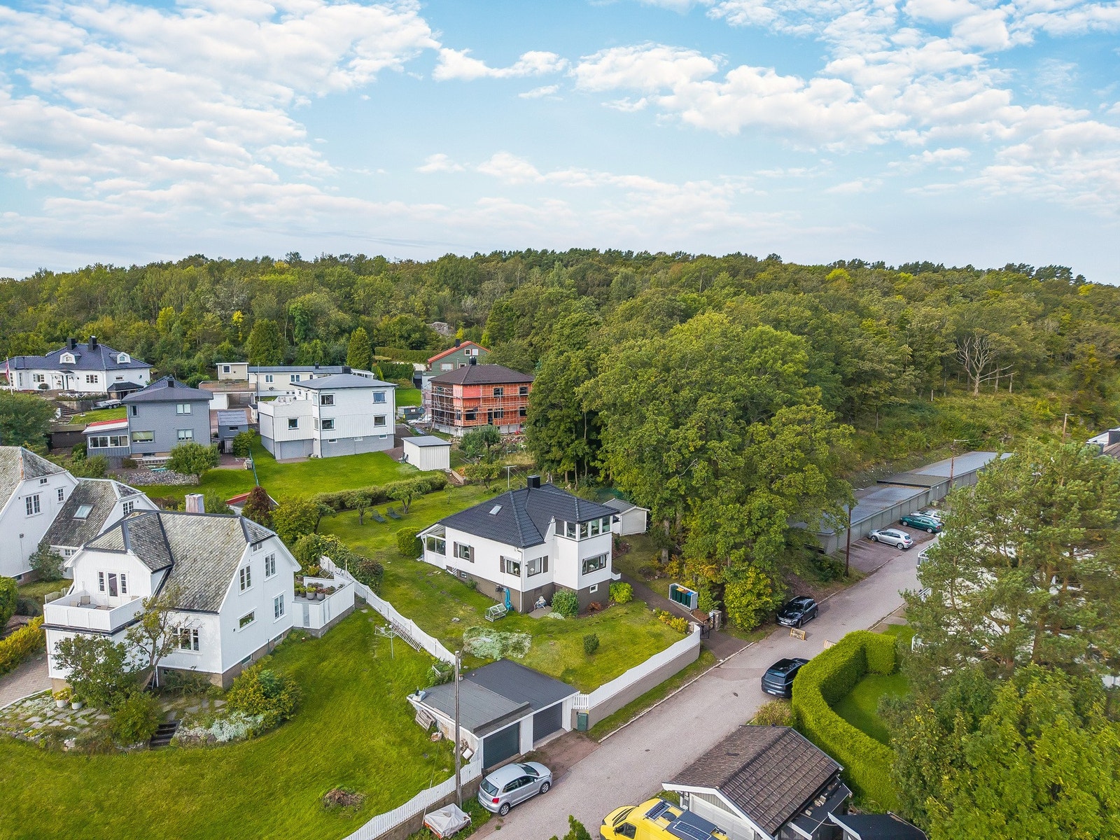 Dronefoto av huset med Åsen og turområdet i bakkant Galleribilde