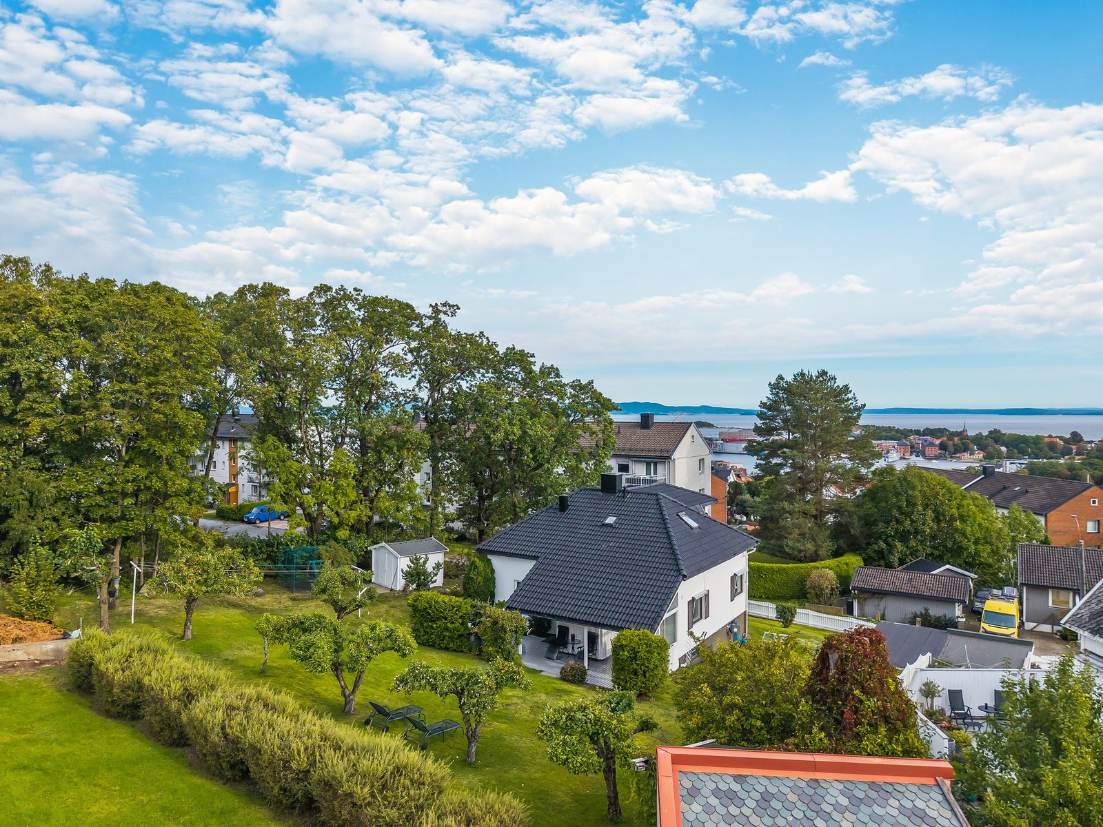 En flotte og frodig hagetomt på ca. 1 mål Galleribilde