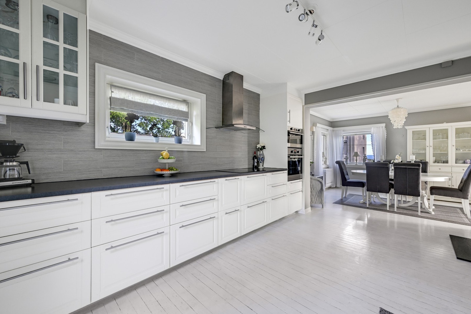 Lyst og trivelig kjøkken med masse skuffer og benkeplass Galleribilde