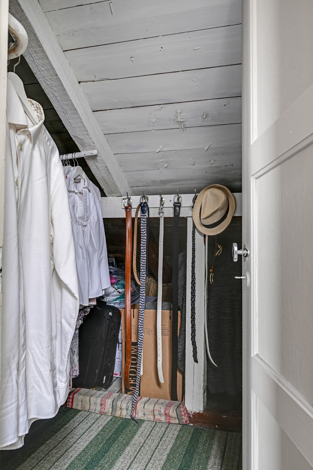 Dette soverommet har dør til garderoberom Galleribilde